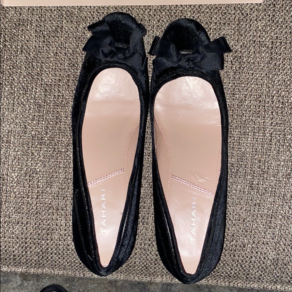 Tahari Velvet Pump
